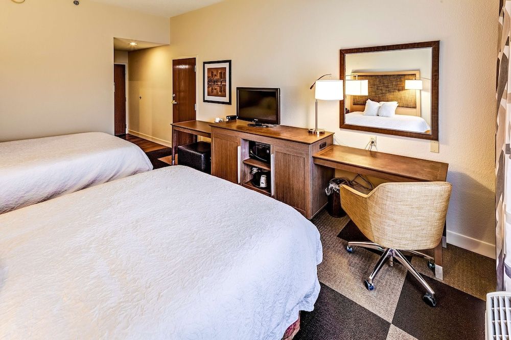 Hampton Inn by Hilton Columbus I-70E/Hamilton Rd Two Queens Non Smoking 4