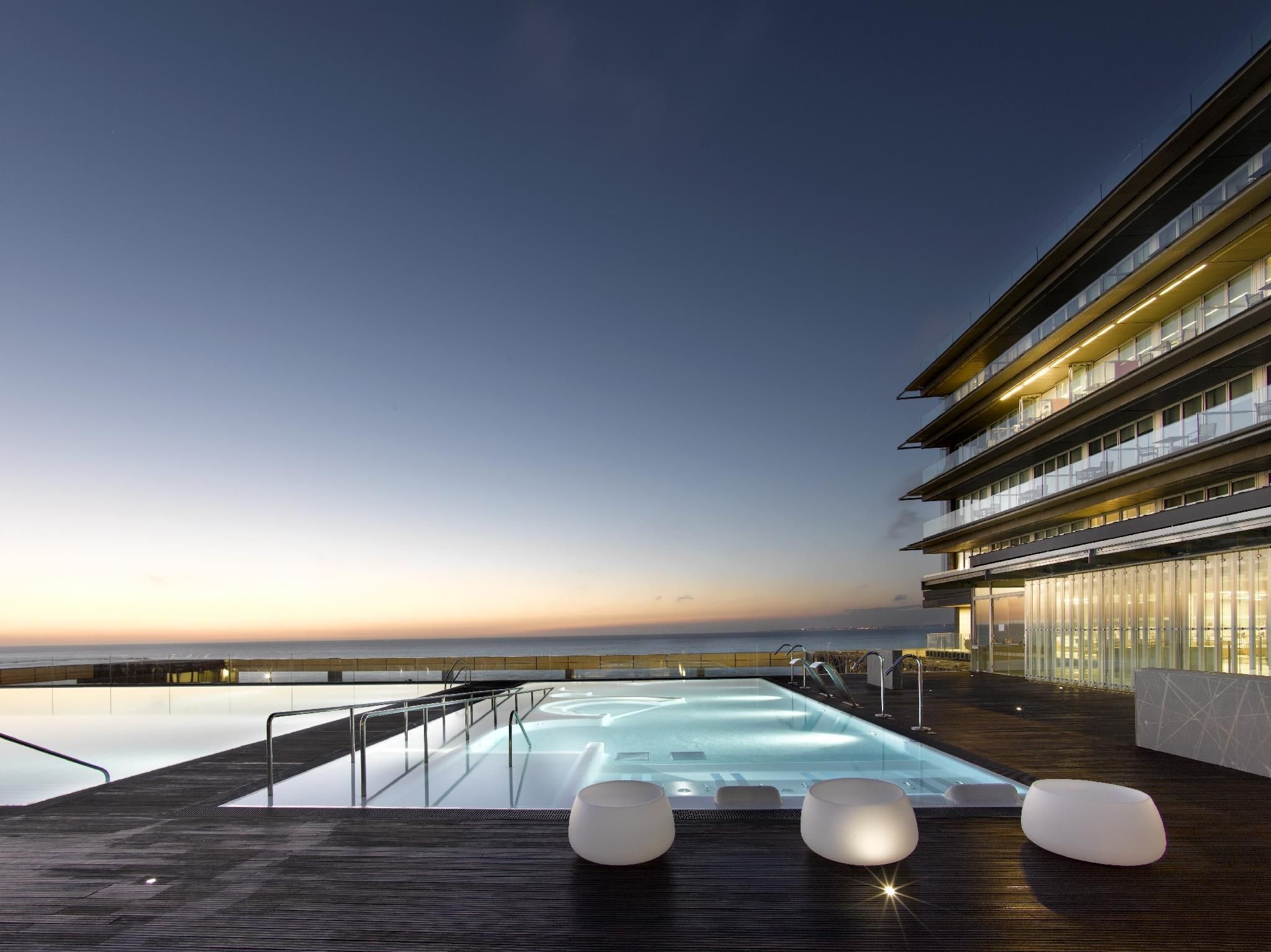 swimming pool [outdoor]