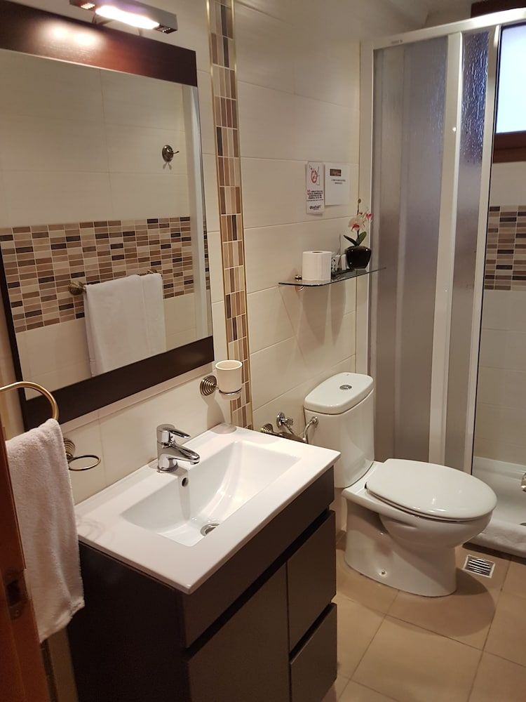 Hostal Segovia Twin Room, Balcony 4