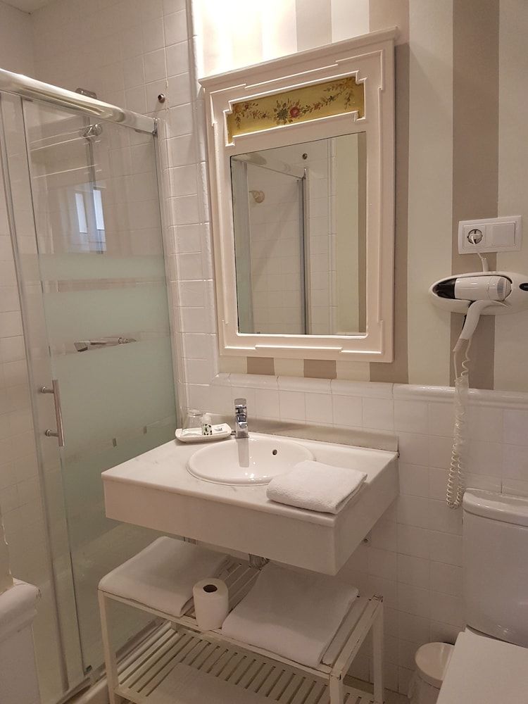 Hostal Segovia Economy Double Room 5