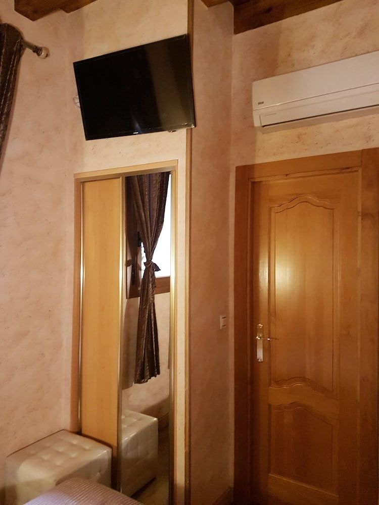 Hostal Segovia Economy Double Room 8