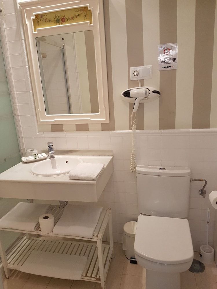 Hostal Segovia Economy Double Room 4