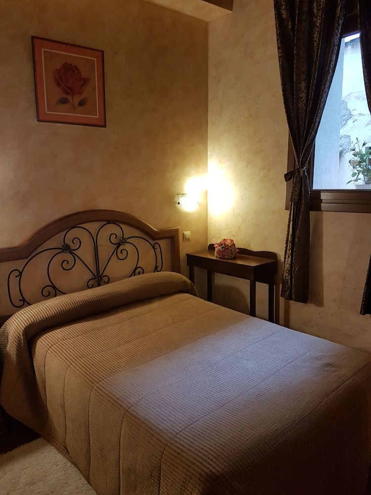 Hostal Segovia Economy Double Room