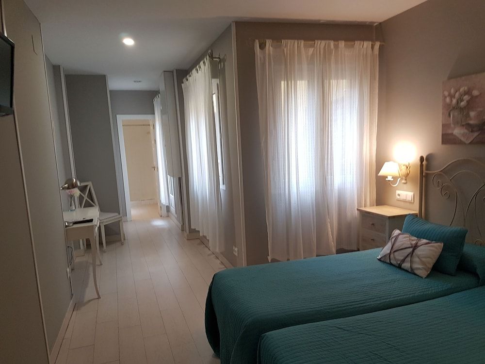 Hostal Segovia Twin Room, Balcony 3