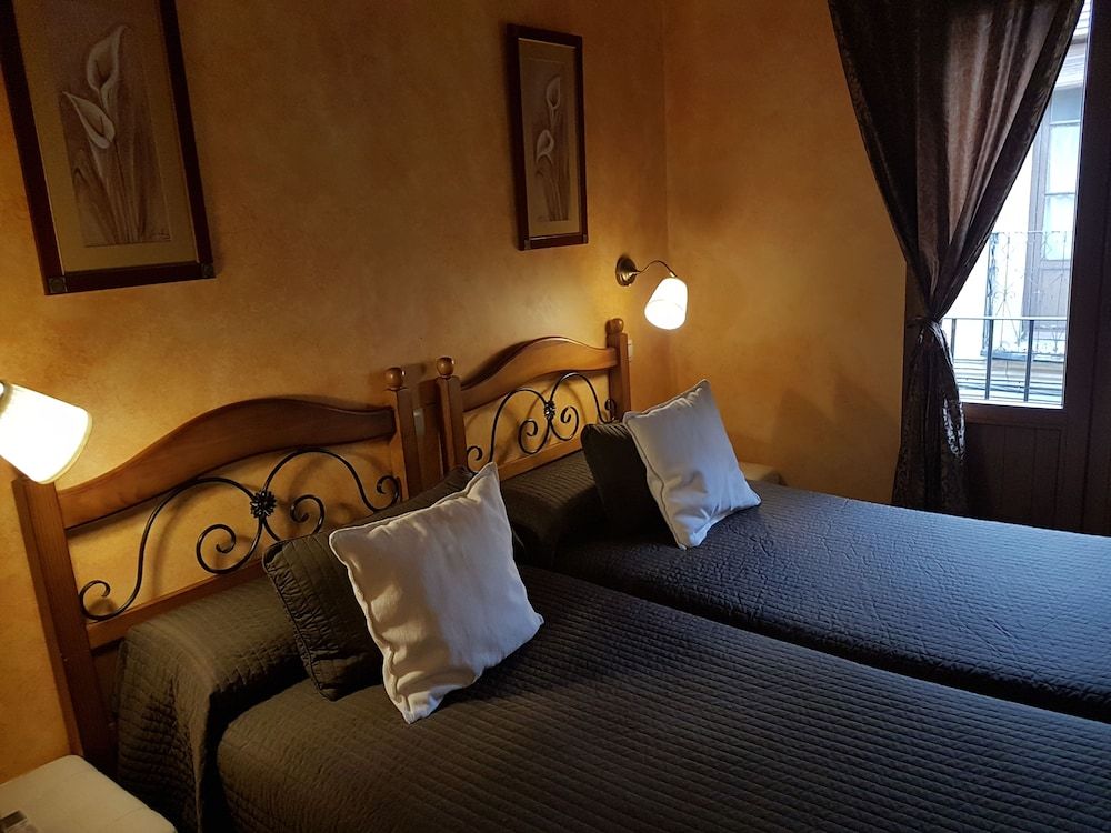 Hostal Segovia Twin Room, Balcony 2