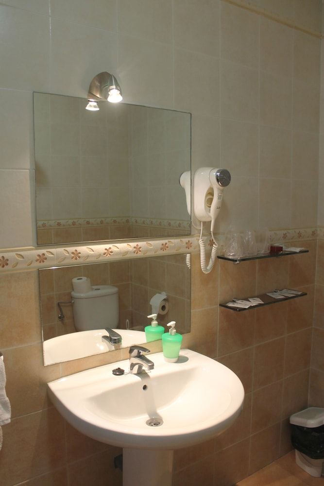 Hostal DP Cristal Double Room, Private Bathroom 20
