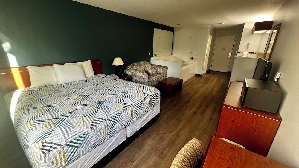 Deluxe Room, 1 King Bed, Non Smoking, Refrigerator & Microwave