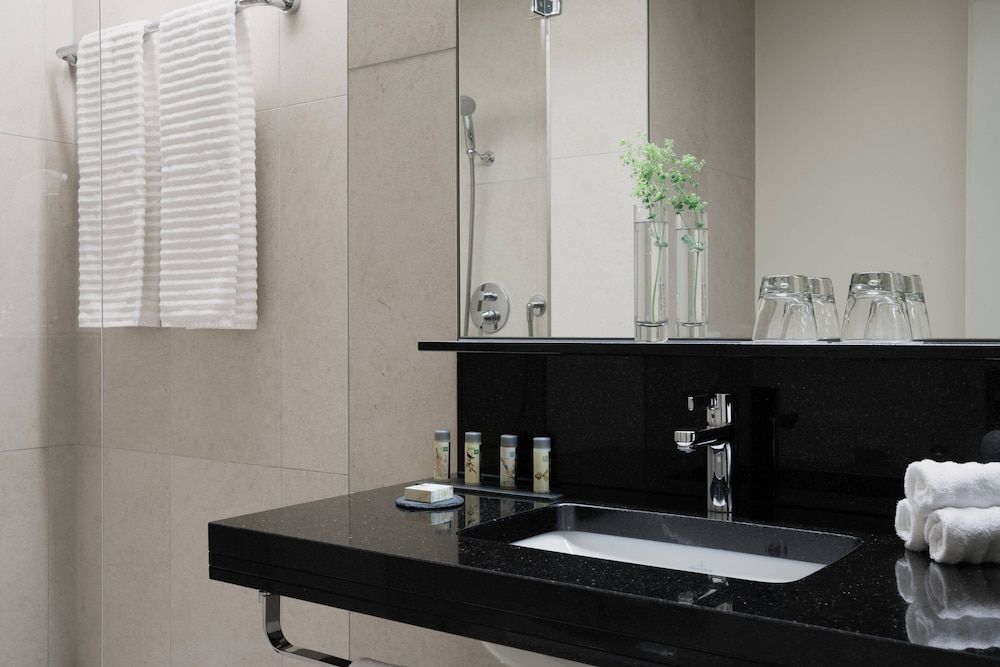 Renaissance Lucerne Hotel Standard Room, 1 King Bed 3