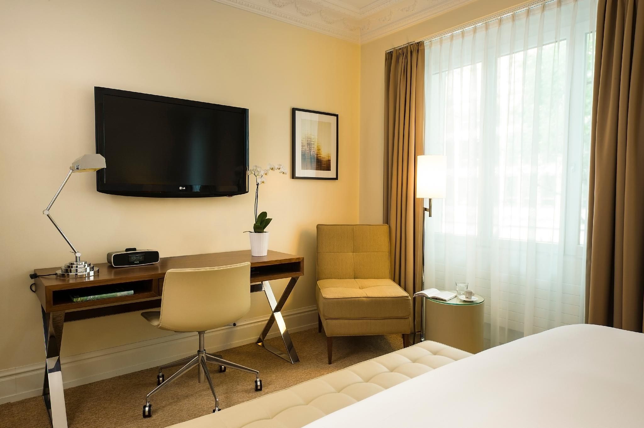 undefined Renaissance Lucerne Hotel 8
