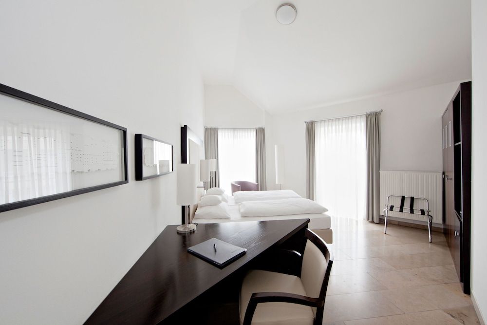 BURNS Art Hotel Double Room 3