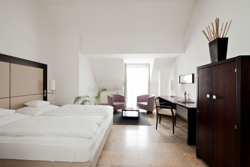 BURNS Art Hotel Double Room 5