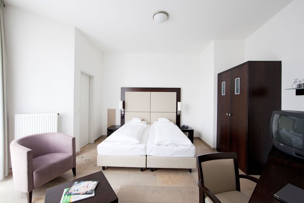 BURNS Art Hotel Double Room 2