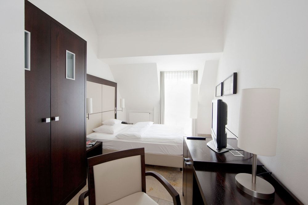 BURNS Art Hotel Single Room 2