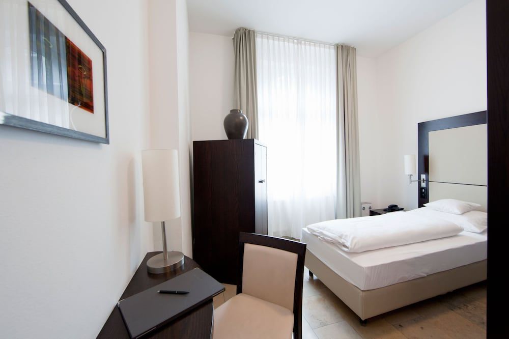 BURNS Art Hotel Single Room