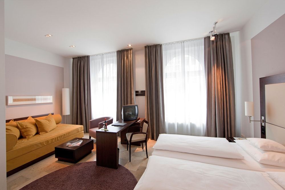 BURNS Art Hotel Junior Suite