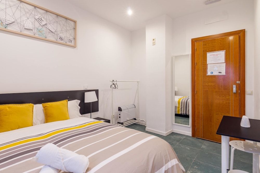 AYZ Javier Cabrini - Auto check-in property Economy Double Room, 1 Double Bed, Shared Bathroom 7