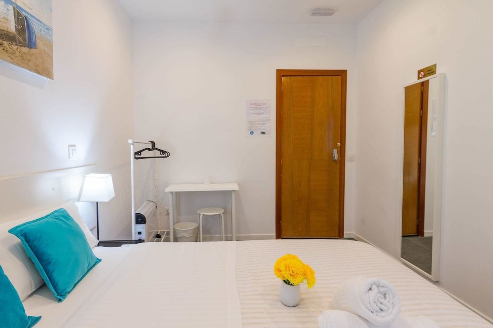 AYZ Javier Cabrini - Auto check-in property Economy Double Room, 1 Double Bed, Shared Bathroom 9