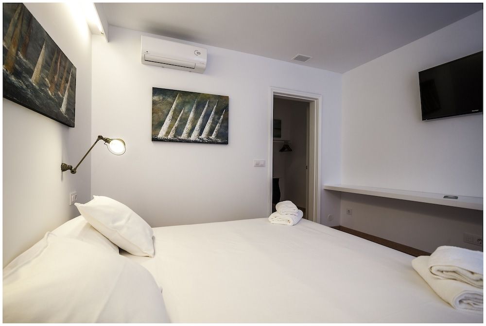 Cheap & Chic Hotel Double Room 6