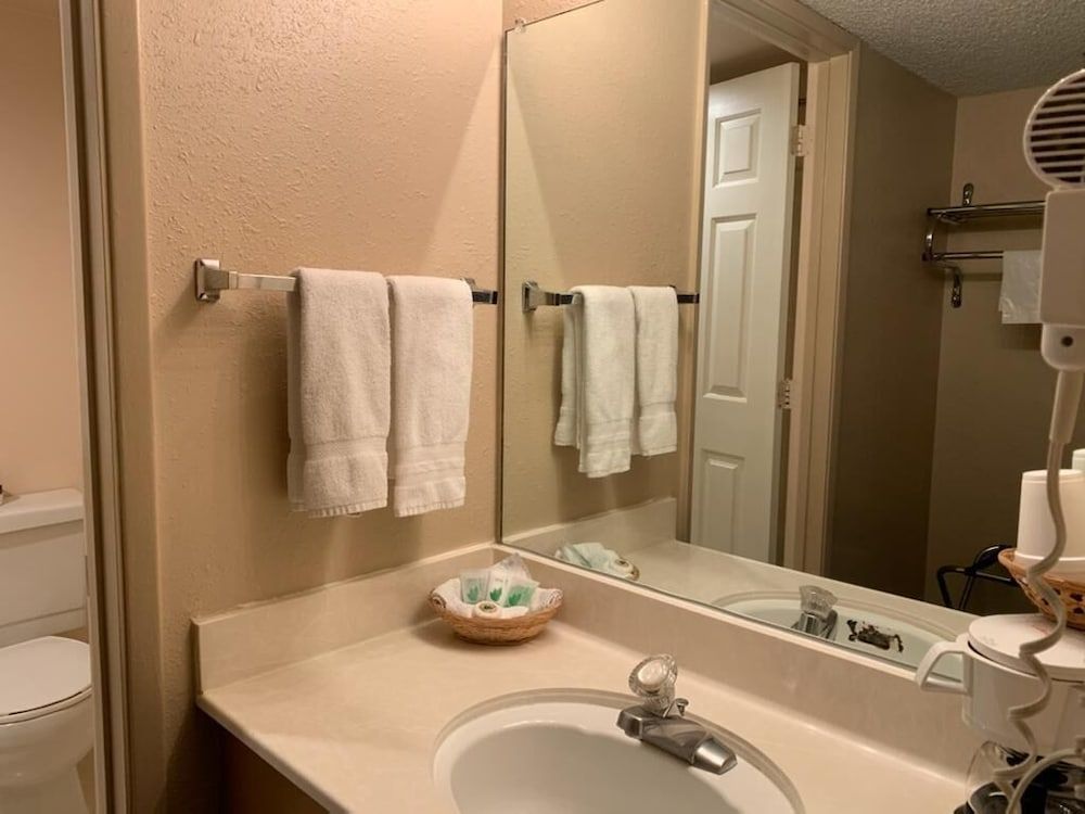 Hardman House Inn & Suites Room, 1 King Bed, Non Smoking 3