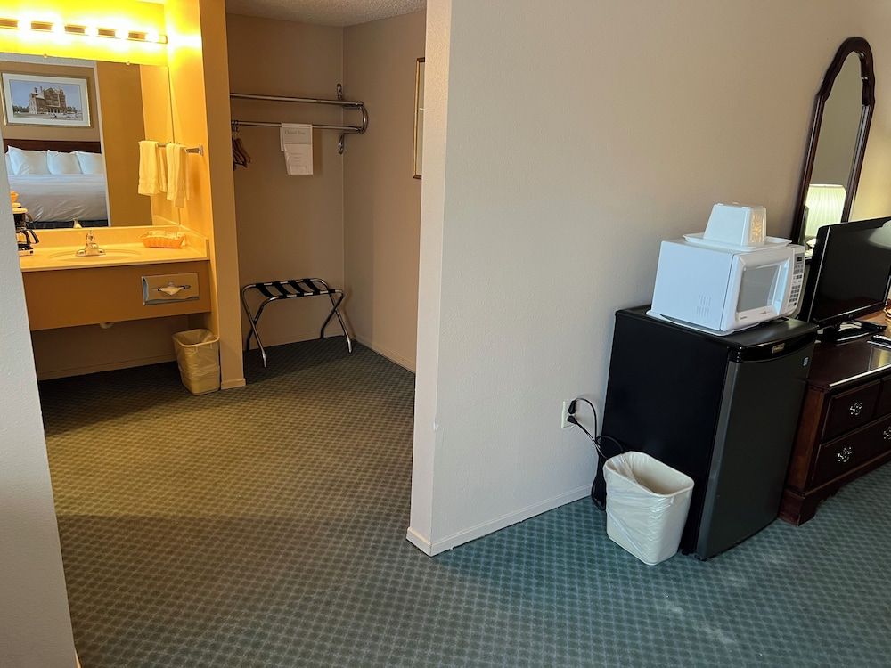 Hardman House Inn & Suites Suite, 1 King Bed, Non Smoking 3