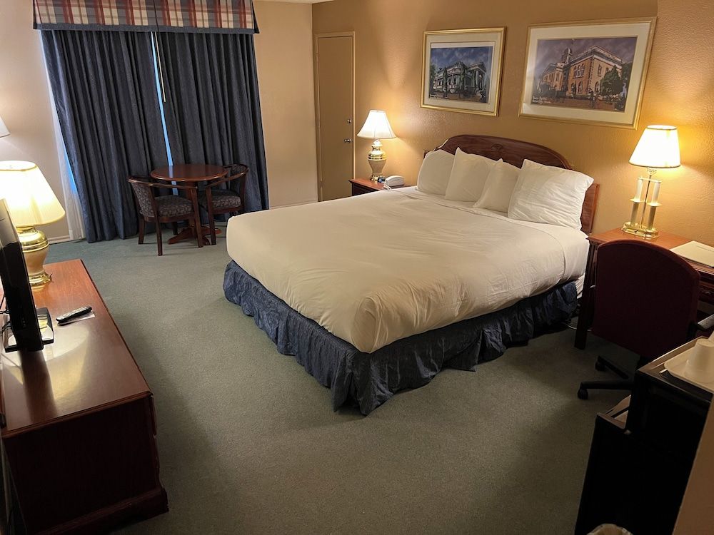 Hardman House Inn & Suites Room, 1 King Bed, Non Smoking