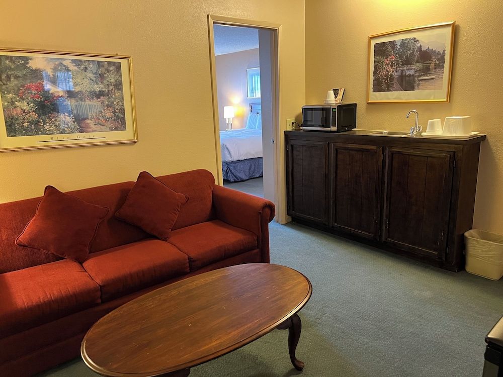 Hardman House Inn & Suites Suite, 1 King Bed, Non Smoking 3