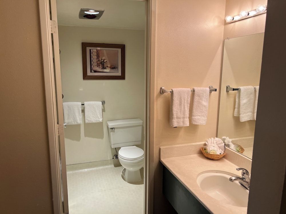 Hardman House Inn & Suites Room, 1 King Bed, Non Smoking 2