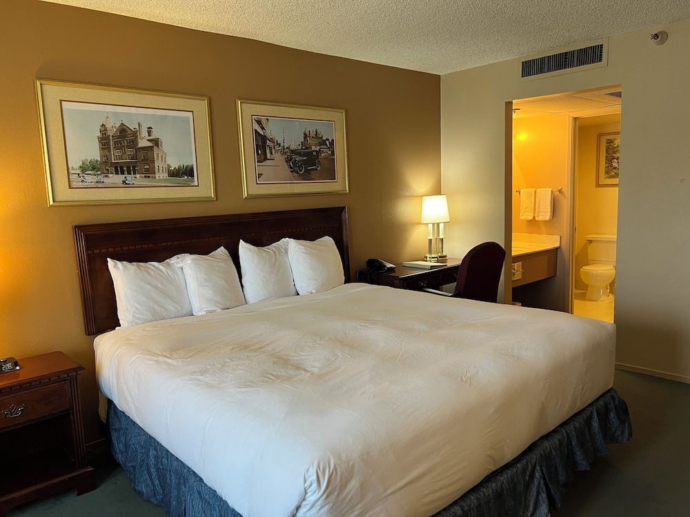 Hardman House Inn & Suites Suite, 1 King Bed, Non Smoking