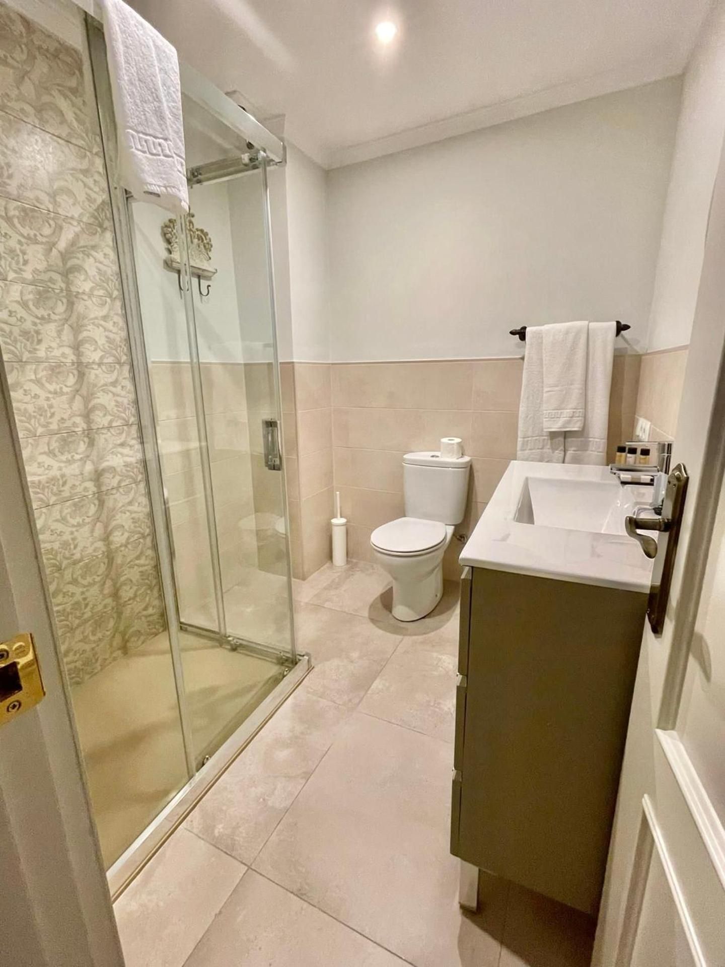 Suite with Kitchen