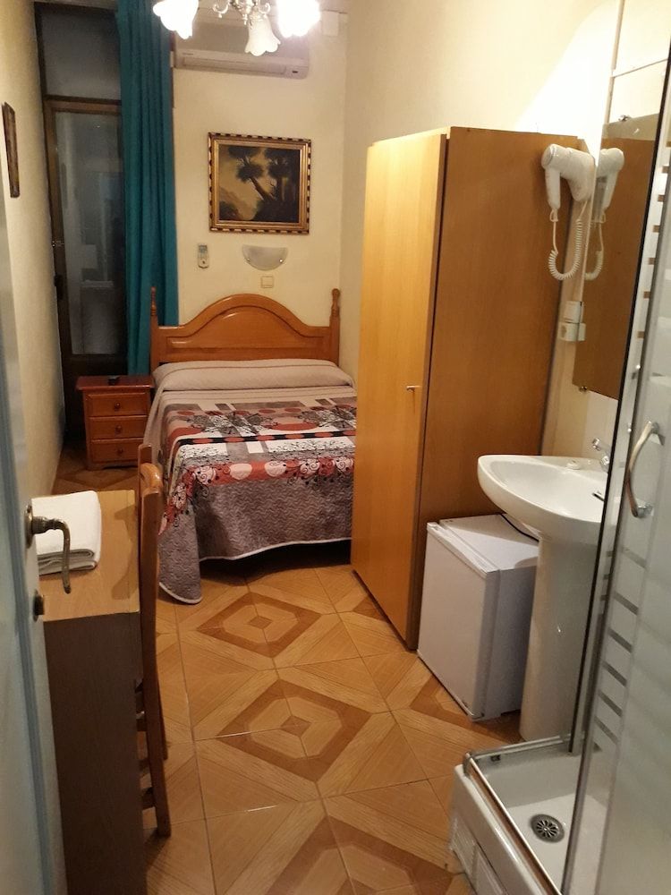Hostal Fuentesol Basic Double Room, Shared Bathroom 3
