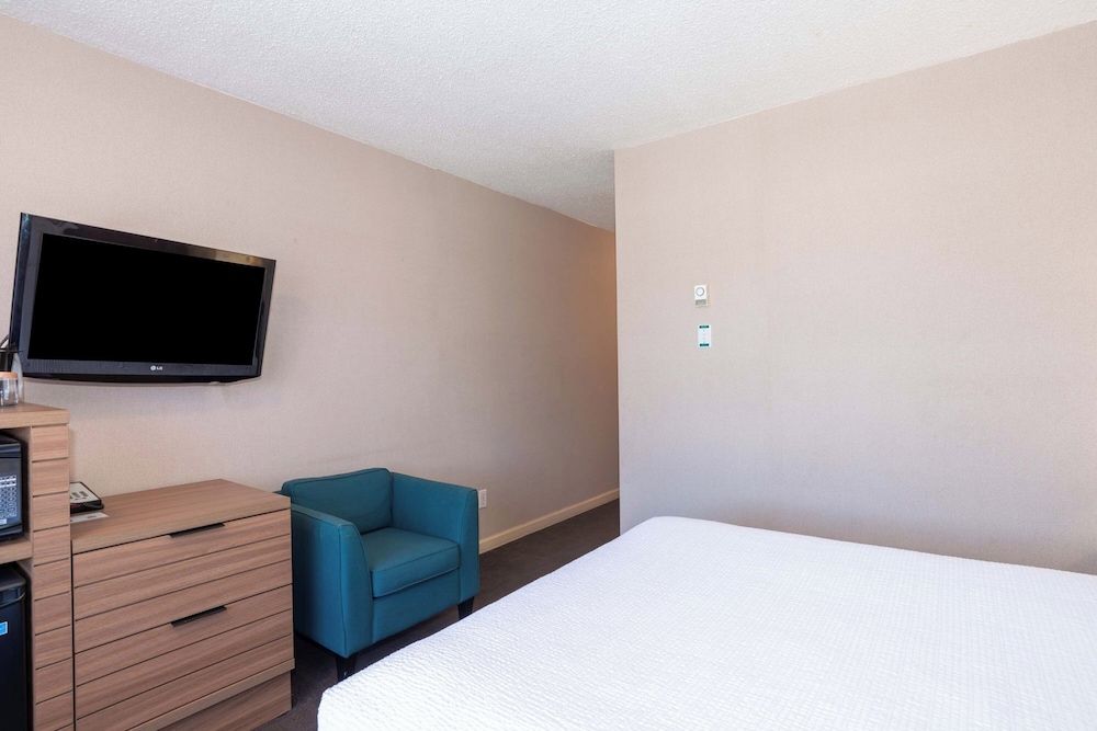 Sandman Hotel Terrace Standard Room, 1 Queen Bed 2