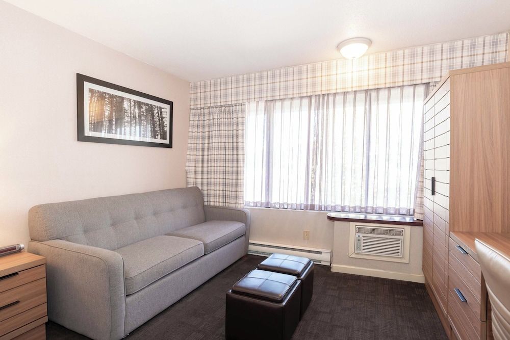 Sandman Hotel Terrace Standard Room, 1 King Bed with Sofa bed 5