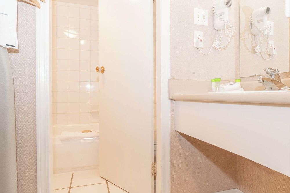 Sandman Hotel Terrace Standard Room, 1 King Bed with Sofa bed 4