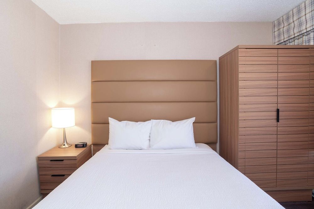 Sandman Hotel Terrace Standard Room, 1 Queen Bed 3