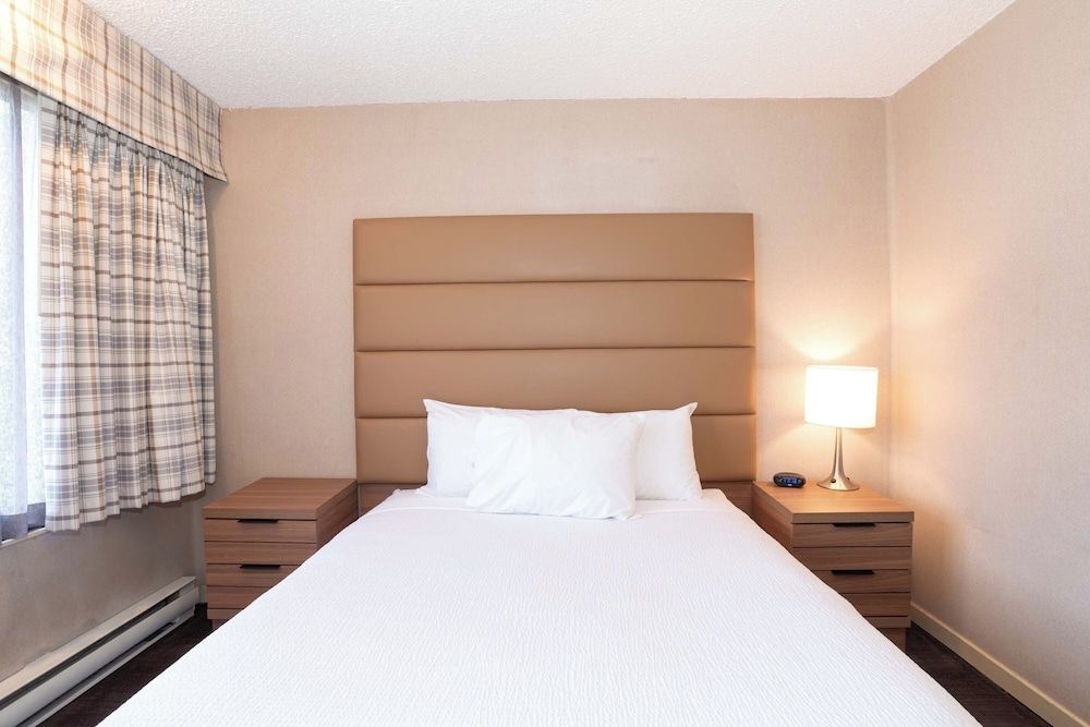 Sandman Hotel Terrace Studio Suite, 1 Queen Bed, Kitchen 2