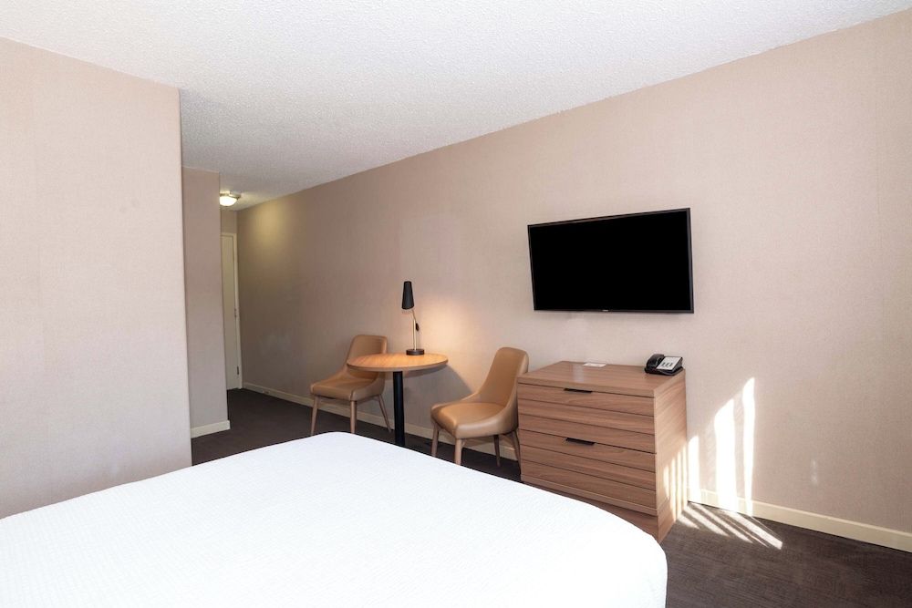 Sandman Hotel Terrace Studio Suite, 1 Queen Bed, Kitchen 4