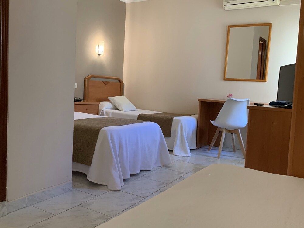 Hotel Llansola Basic Triple Room 2