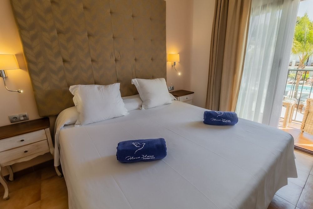 Double or Twin Room, Pool View (Plus)