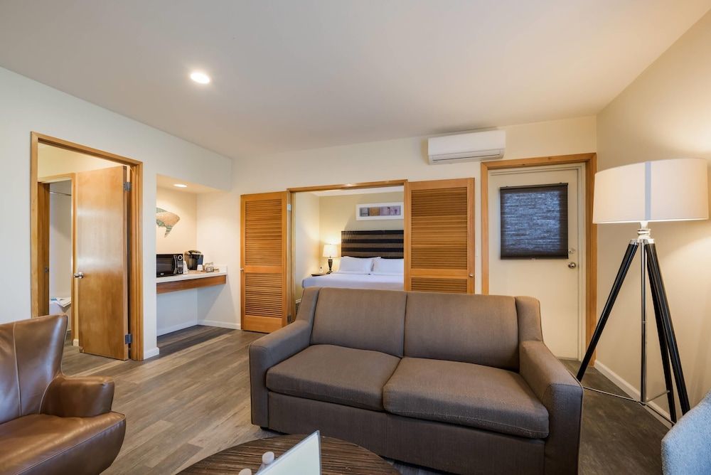 Suite, 1 King Bed with Sofa bed, Non Smoking