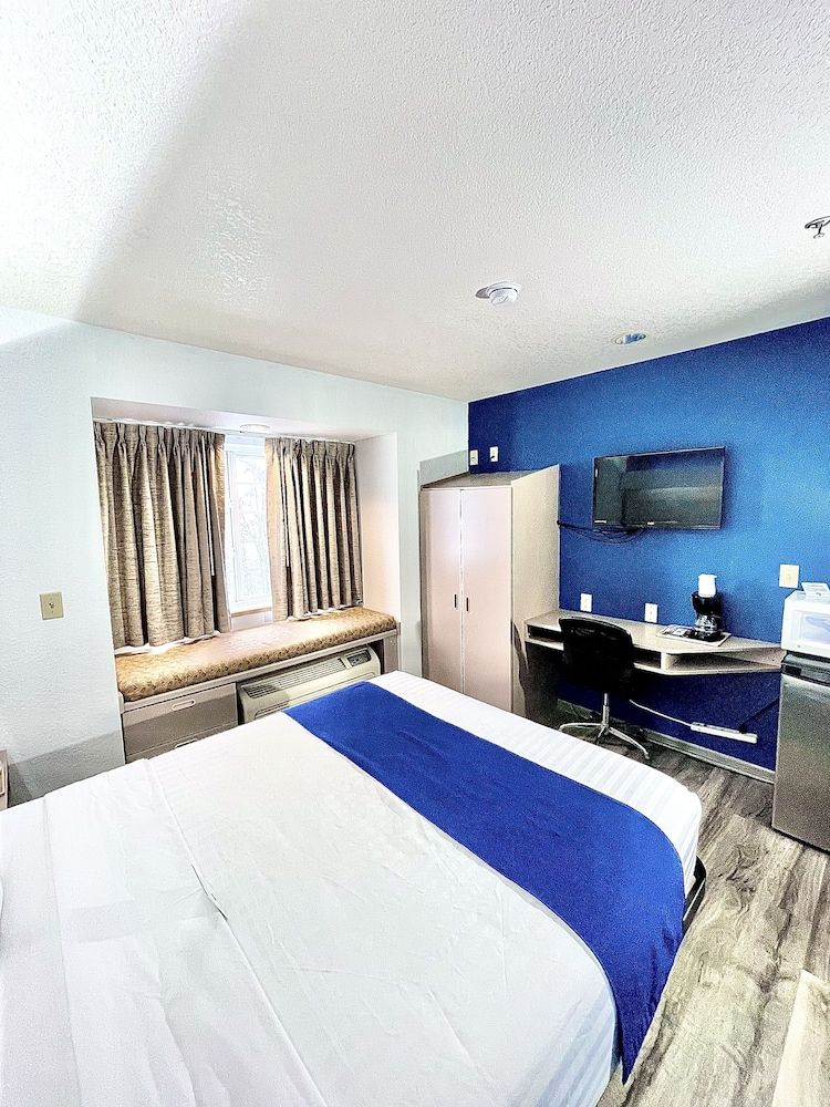 Standard Room, 1 Queen Bed