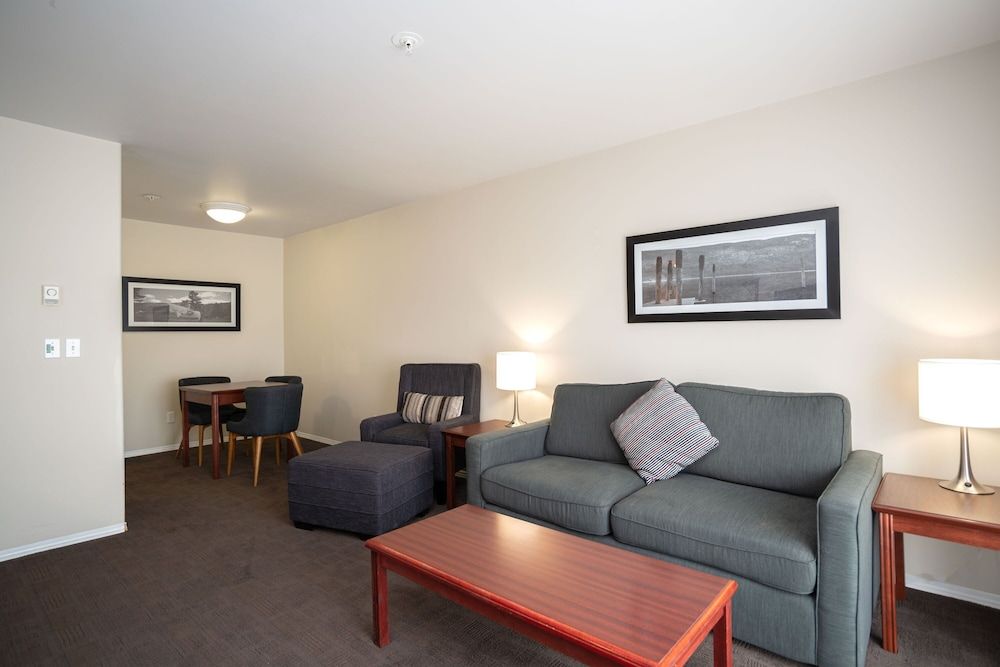 Sandman Hotel & Suites Williams Lake Suite, 1 King Bed with Sofa bed, Kitchen 3