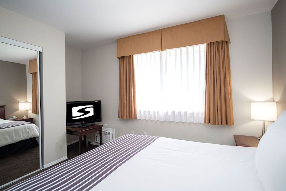 Sandman Hotel & Suites Williams Lake Suite, 1 King Bed with Sofa bed, Kitchen 4