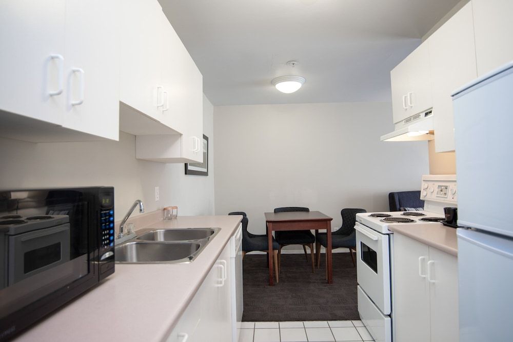 Sandman Hotel & Suites Williams Lake Suite, 1 King Bed with Sofa bed, Kitchen 5