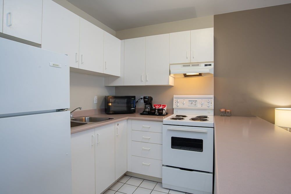 Sandman Hotel & Suites Williams Lake Studio, 1 King Bed, Kitchen 5