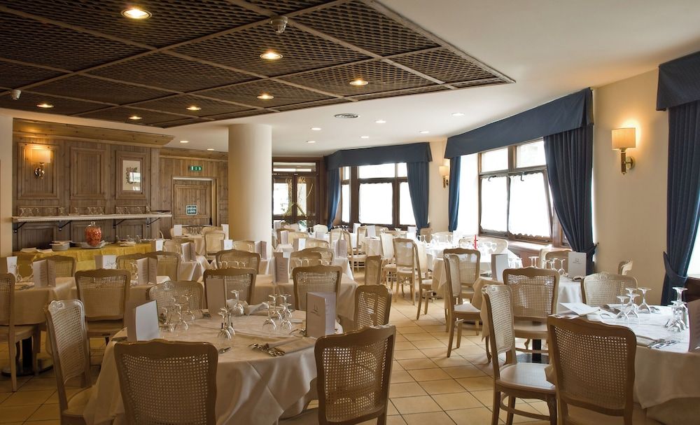 undefined Hotel Alaska Cortina 8