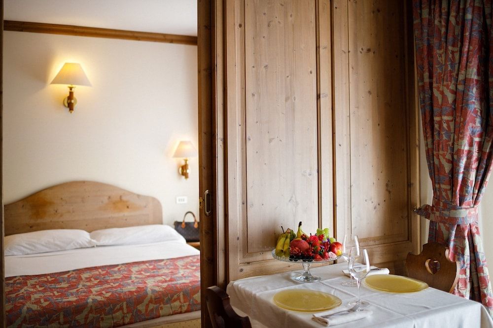 undefined Hotel Alaska Cortina 3