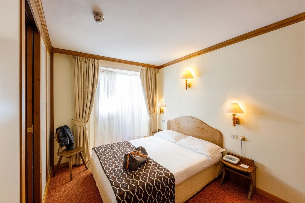 undefined Hotel Alaska Cortina 4