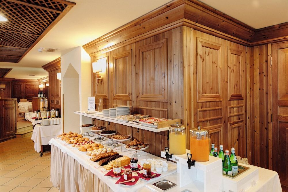 undefined Hotel Alaska Cortina 9