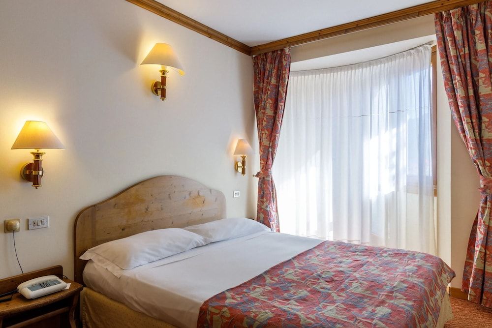 undefined Hotel Alaska Cortina 5