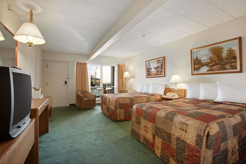 undefined Thriftlodge Niagara Falls at the Falls 9